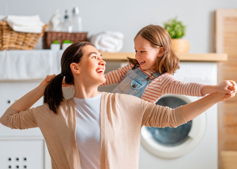 madre e hija pasando un rato divertido en cocina