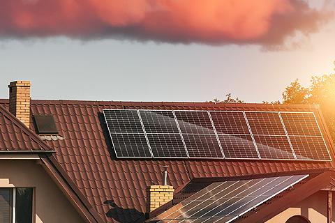 Tejados de casas con placas solares