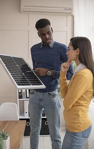 Pareja estudiando los componentes de una placa solar