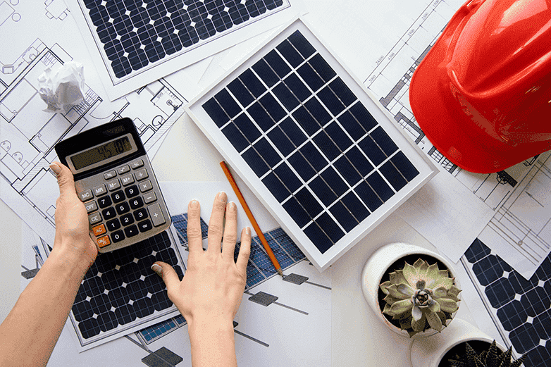 Mesa con paneles solares y calculadora