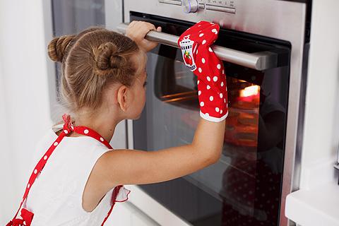 Niña mirando el bizcocho del horno